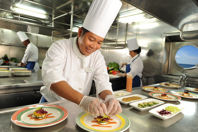 Các nhà hàng cần làm gì để đảm bảo thực khách luôn được phục vụ những thực phẩm an toàn ?